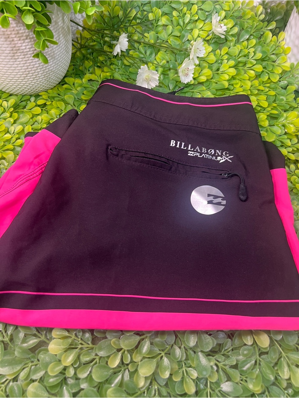 Billabong Men’s Black & Hot Pink Colorblock Boardshorts - Picture 8 of 8
